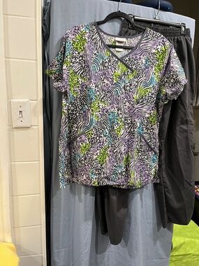 Scrubstar Women's Multi-Color Animal Print Scrub Top XL pant 1X gray